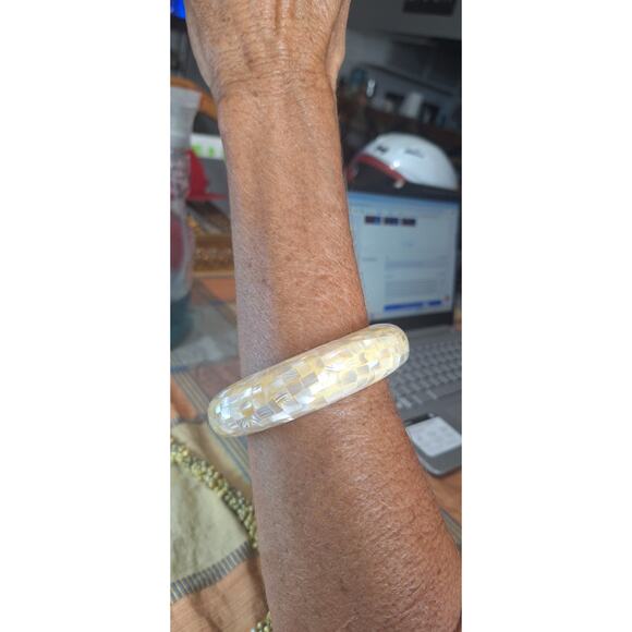 Inlaid Mother Of Pearl mosaic cream color bangle bracelet- mint condition! - Picture 7 of 7